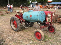 Tracteur, Mc Cormick Farmall Cub et citerne epandeuse (Fete de la Moisson St Simeon de Bressieux 2006) (1)